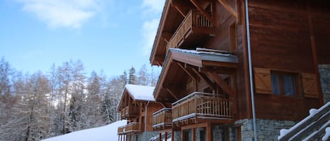 Le Chalet  situé à 150 m de centre et du départ au ski
Balcon du haut pour l APT