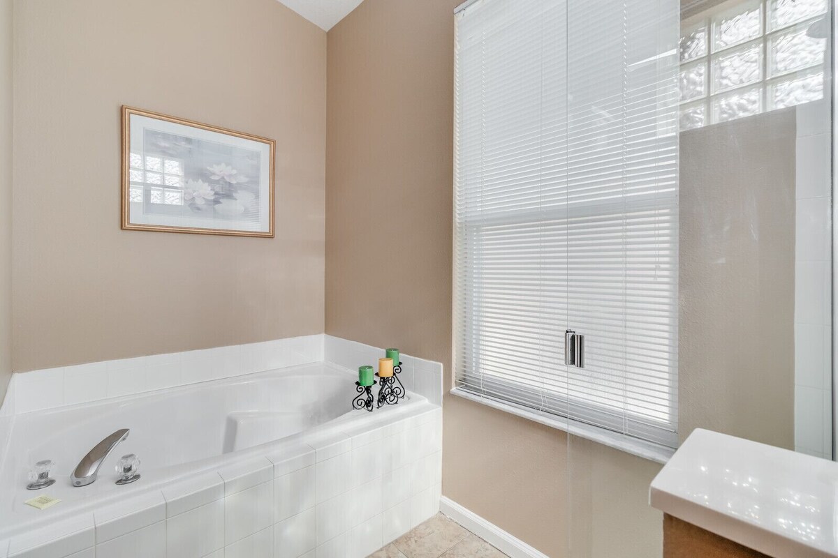 **3 MILES TO DISNEY’S MAIN GATE**5STAR 4BD 3BTH HOME w/SOUTH FACING POOL+GAME RM