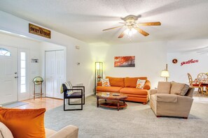 Living Room | Free WiFi | Smart TV w/ Roku & Cable