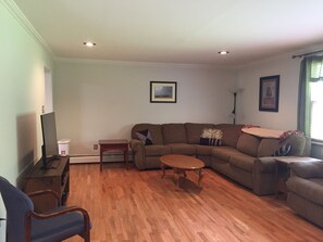 Spacious living room 