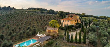 Petrolo winery: farmhouses Feriale I, II and Vigna, nestled among olive groves