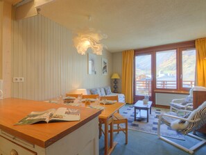 Zimmer, Eigentum, Möbel, Gebäude, Interior Design, Gelb, Fussboden, Tabelle, Haus, Grundeigentum