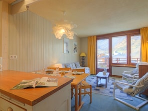 Zimmer, Eigentum, Möbel, Gebäude, Interior Design, Gelb, Fussboden, Tabelle, Haus, Grundeigentum