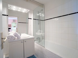 Armatur, Duschkopf, Badezimmerschrank, Badezimmer, Dusche, Sinken, Zapfhahn, Duschtür, Gebäude