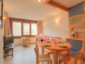 Zimmer, Eigentum, Möbel, Gebäude, Interior Design, Haus, Esszimmer, Fussboden, Tabelle, Grundeigentum