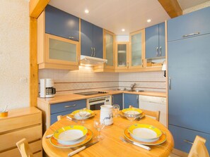 Zimmer, Gelb, Eigentum, Möbel, Countertop, Interior Design, Cabinetry, Küche, Gebäude, Badezimmer