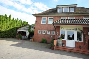Ferienwohnung De Holter Wienkeller direkt über dem Weinkeller und Weincafé.