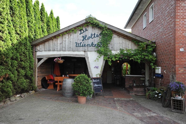 Ferienwohnung De Holter Wienkeller direkt über dem Weinkeller und Weincafé.