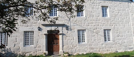 vue de la façade prise depuis la cour.