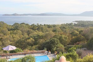 Vue sur la baie depuis la terrasse de la villa principale
