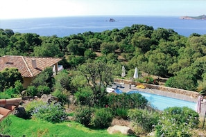 Photo prise depuis la terrasse de la villa principale : à gauche maison d'amis