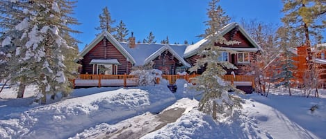 Luxurious winter getaway, just 5 minutes from Snow Summit, 