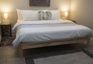 King Bed - Lower Level - Hullcrest Cottage - Niagara-on-the-Lake