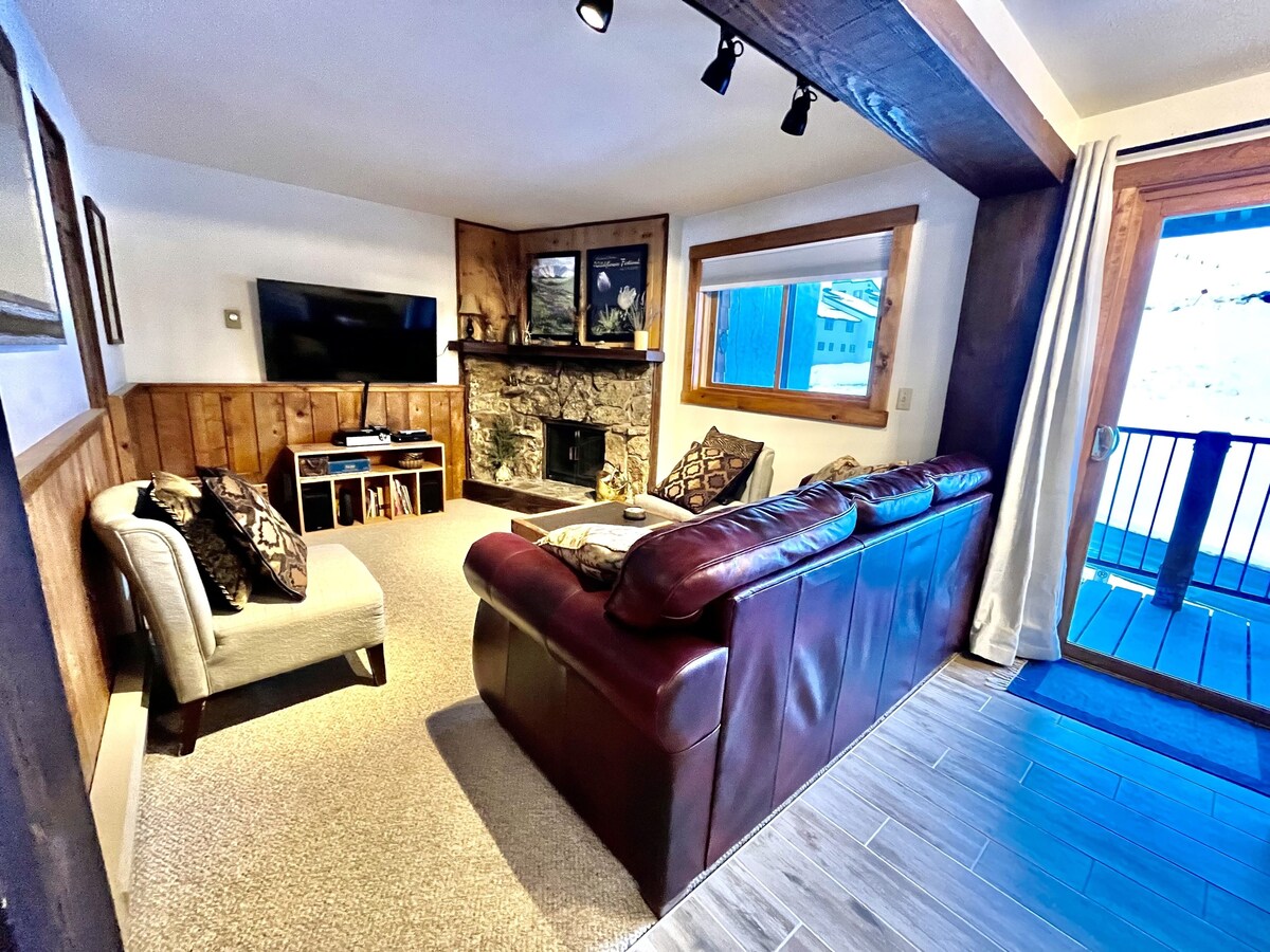2 Bedroom 2 Bathroom Condo – Base Area – Three Seasons