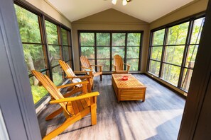 Screened 3-season room