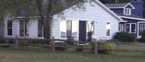 Blue Skies cottage with views of Lake Huron from Great Rm & Sun Porch