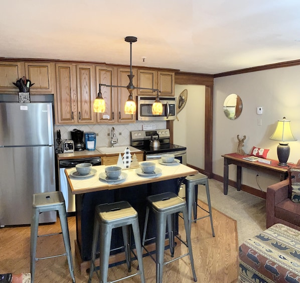 Welcome to Mountain Lodge 363, a cozy 1-bedroom Village property waiting to welcome you to Snowshoe.