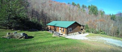 Fox Run cabin. Creek along property & 1/2 mile to your own personal waterfall