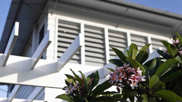 "Serenity Beach Retreat " HUGE Double Storey Beach Hamptons  Sleeps 14 in 7 room