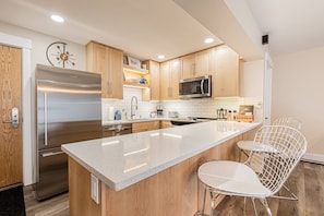 Kitchen and Breakfast Bar