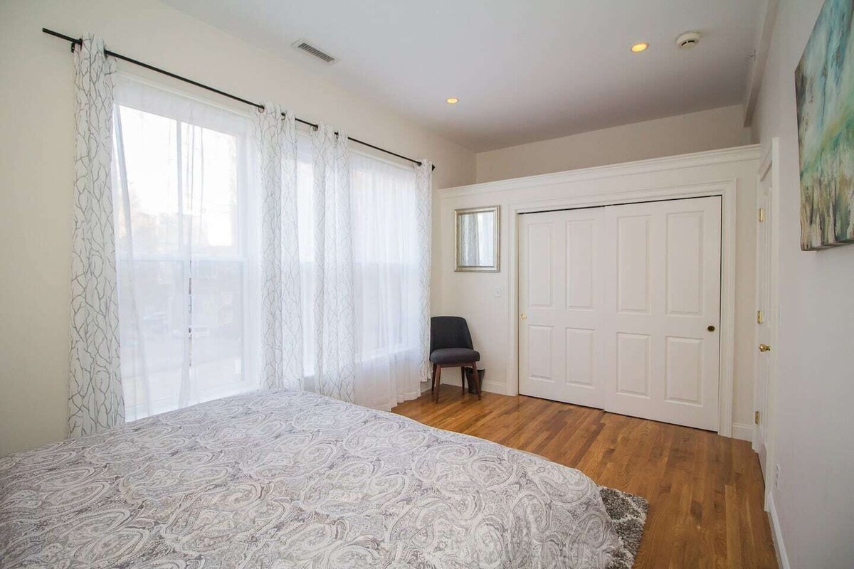 Modern townhome,Boston vacation,2 bath,pkg,deck