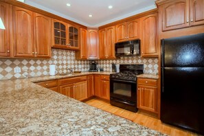 Fully equipped kitchen, gas stove, dishwasher, granite countertops