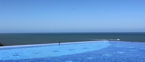 Como em um Transatlântico que não balança...
Piscina do condomínio sobre o Mar