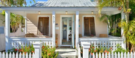 Relax on the charming front porch of Sunkissed!