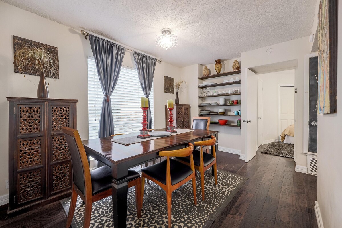 5 bedrooms. 2 Blocks to Barton Springs Pool, Zilker Park, Music, Food Trailers