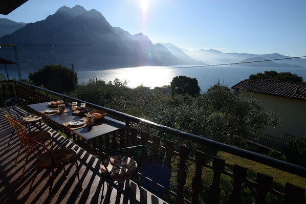 Frühstück auf dem Balkon