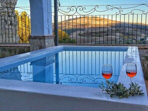 Bleu, Mur, Réflexion, Architecture, Arbre, Façade, Matériel De La Propriété, Balustrade, Bâtiment, Plante