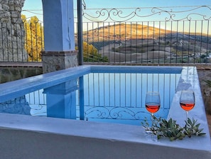 Bleu, Mur, Réflexion, Architecture, Arbre, Façade, Matériel De La Propriété, Balustrade, Bâtiment, Plante