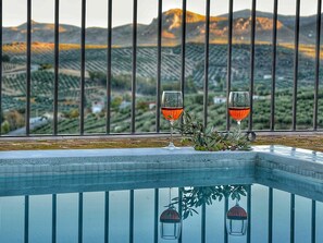 L'Eau, Montagne, Clôture, Ciel, Éclairage, Piscine, Architecture, Ligne, Mur, Ombre