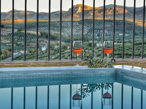 L'Eau, Montagne, Clôture, Ciel, Éclairage, Piscine, Architecture, Ligne, Mur, Ombre