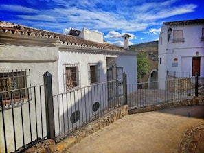 Propriété, Bleu, Maison, Ciel, Bâtiment, Zone Résidentielle, Domicile, Ville, Quartier, Mur