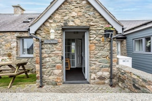 Bwthyn Branwen front entrance