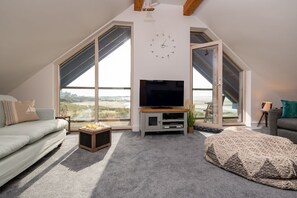 Niwl Y Mor - upstairs living room with a view