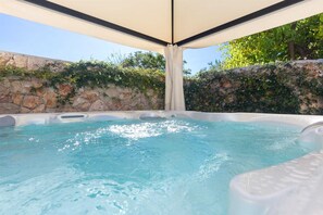 Outdoor spa tub