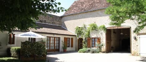 Vue d'ensemble en été, le gîte étant de plein pied 