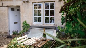 Courtyard area, Walkley Wood Cottage, Bolthole Retreats