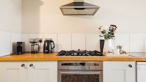 Kitchen with gas hob, Walkley Wood Cottage, Bolthole Retreats