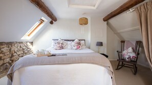 Master bedroom, Walkley Wood Cottage, Bolthole Retreats