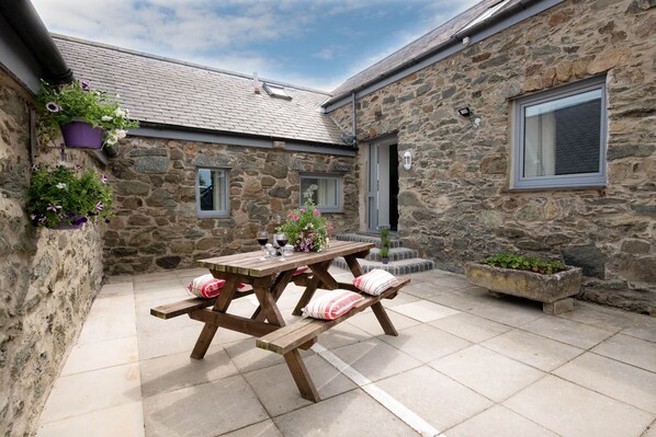 Ty Cwyfan Courtyard