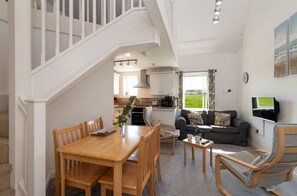 Bwthyn Dwynwen Dining and living area