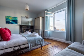 Maelog Villa Master Bedroom - Rhosneigr