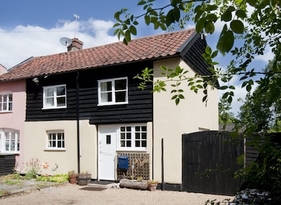 Quirky Characterful Two Bedroom Holiday Cottage In Peaceful Village Setting