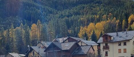 L'immeuble en jaune à droite est au pied des pistes et du sommet du Prorel 