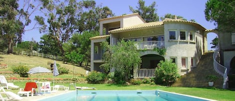 La piscine et la maison principal..
piscine à partager avec 4 autres location