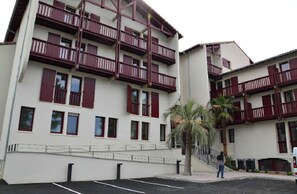 Tous les volets rouges du 1er étage représentent l’appartement 