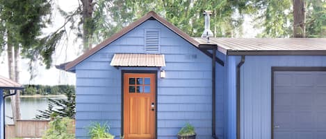 Restful studio cottage just steps from the beach